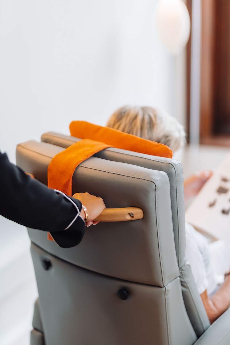 Sessel für ältere Menschen mit ergonomisch geformten Schiebebügel